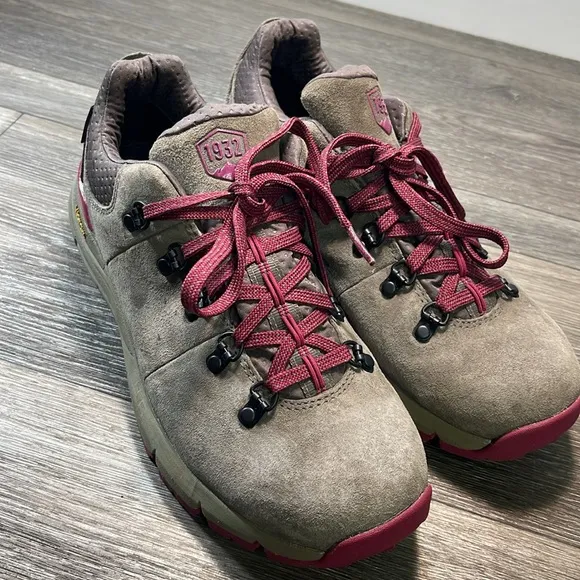 Danner hiking shoes woman’s 9.5