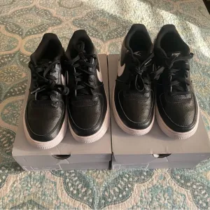 Nike Kids Black Sneakers.Price is for 1 but I have 2 available. Offers welcome‼️