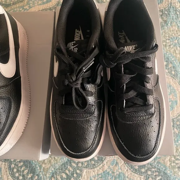 Nike Kids Black Sneakers.Price is for 1 but I have 2 available. Offers welcome‼️