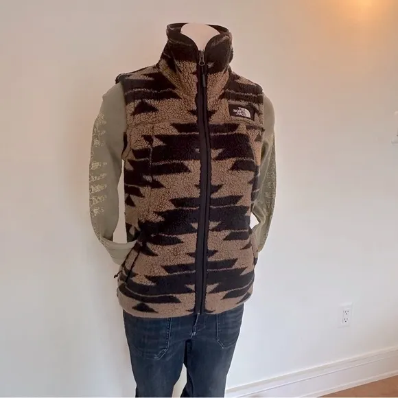 The North Face Campshire Vest - Women’s Small. Tan Navy Geo Print