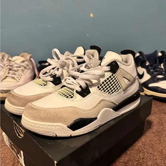Used Jordan 4 military black Kids size 2