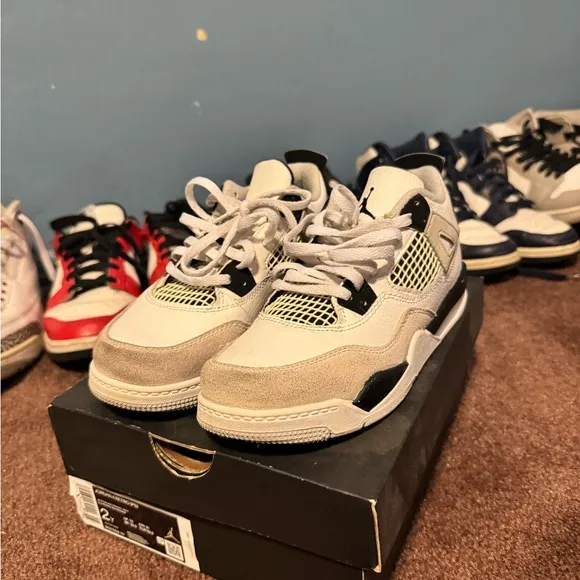 Used Jordan 4 military black Kids size 2